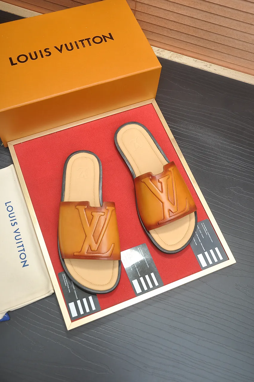 Men's shoes 💰360💶 [Louis Vuitton LV slippers] (high-end cowhide) counter 1:1 fashion style, a must-have for summer! The designer used LV’s iconic outsole. The original simple slippers instantly become fashionable! The upper is made of flexible special cowhide leather straps alternately, and the workmanship is exquisite! A must-have for stylish men in summer, size 38-46 (45 46 customized)